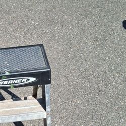 SHORT 2'WERNER STEP LADDER2'