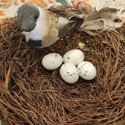 6" Rattan Birds Nest With A Faux Bird & Eggs 