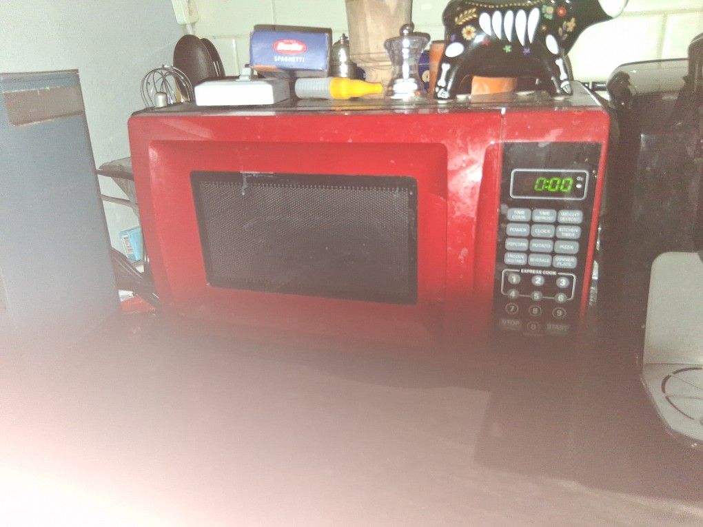 700 Watt Red Microwave