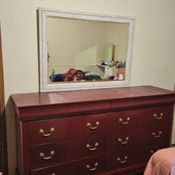 Solid wood dresser WITH mirror - Great condition