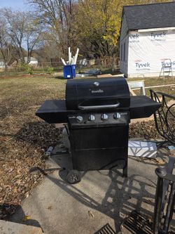 Barbecue with two propane tanks