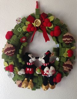 Disney's Retired 2009 Mickey & Minnie Christmas Wreath