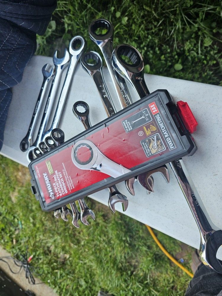 Ratcheting SAE Combination Wrench Set (11-Piece)Husky Ratcheting SAE Combination Wrench Set(11-Piece)bigger sizes upto 15/16,New,LIFETIME WARRANTY 