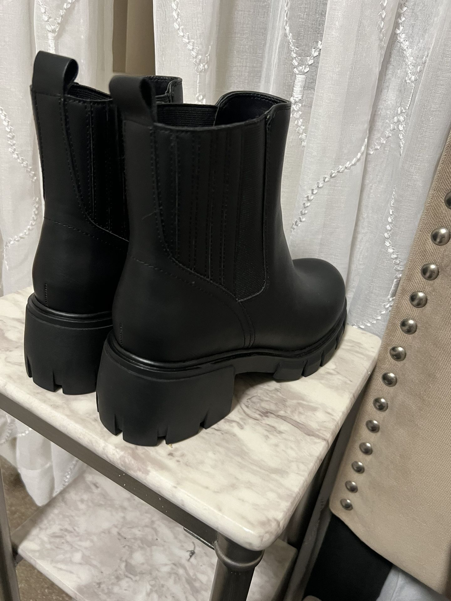 Black boots for women size 9 New never use