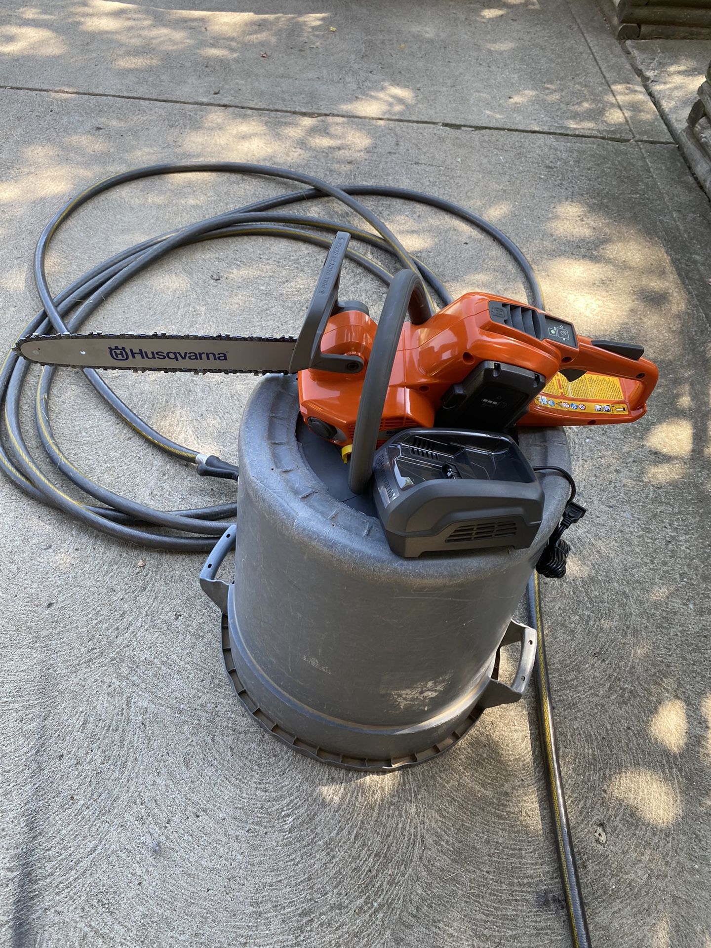 Husqvarna 36 V battery powered chainsaw kit