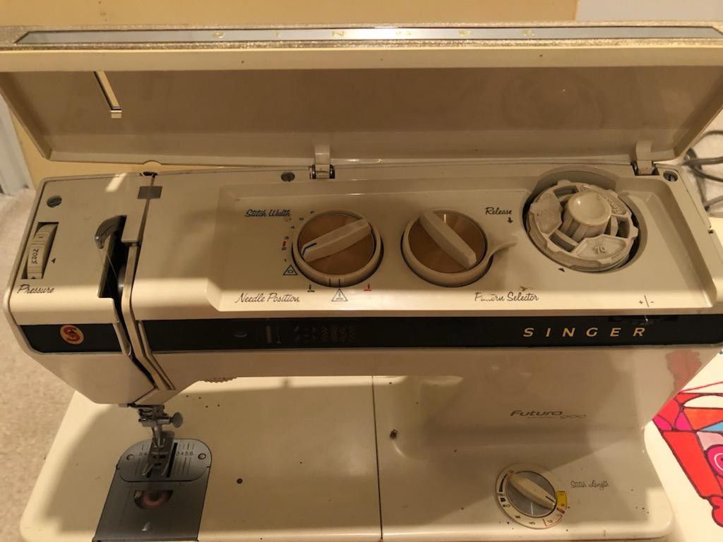 Vintage Singer Futura Model 900 Sewing Machine