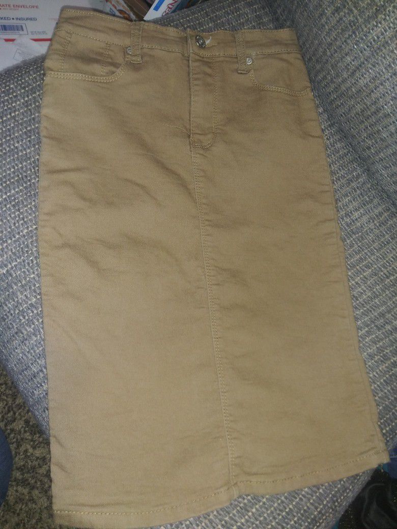 LAVD Girl's Size 12 Tan Stretch Denim Pencil Skirt

Excellent condition!!

Bundle and save with combined shipping**