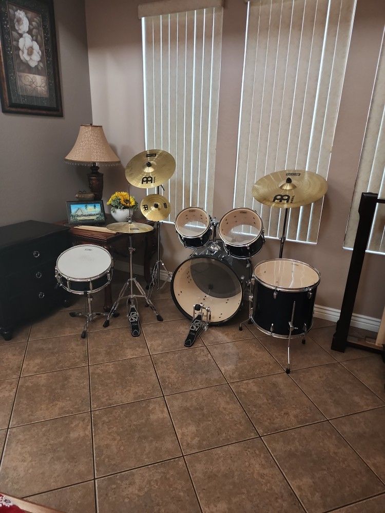 TAMA DRUM SET