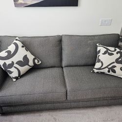 Couch With Accent Pillows 