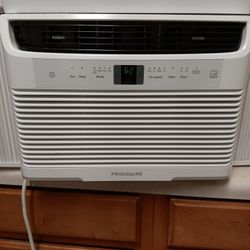 FRIGIDAIRE ( 5,000 ) BTU AIR CONDITIONER WITH ECO MODE AND ENERGY STAR IN LIKE BRAND NEW CONDITION 