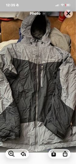 Men’s medium sorry wrinkled Columbia Hooded Zip-Up Jacket