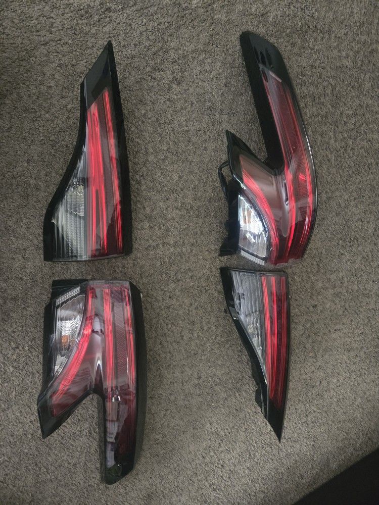 Full Set Of 2021 Toyota Sienna Le Tail Lights Like New