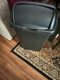 Black garbage can with top