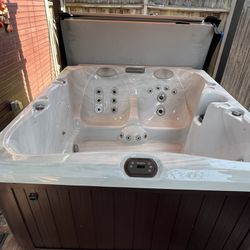 Sundance Spa 680 Series Hot Tub* IF THIS IS POSTED ITS AVAILABLE