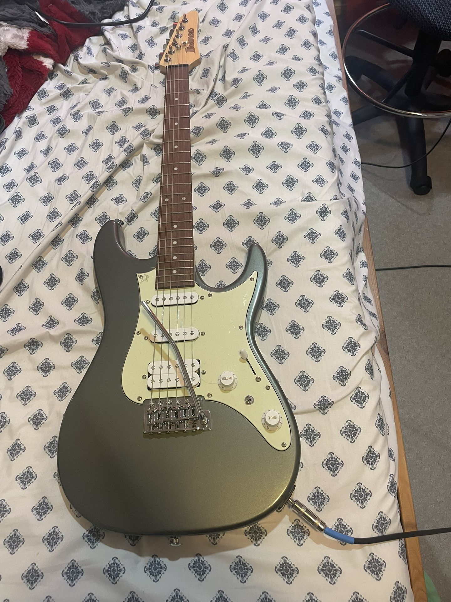 AZES40 Ibanez Electric Guitar + Mustang LT25 Amp + Roadrunner Boulevard II Case Bundle