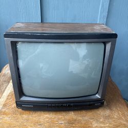 Vintage Magnavox 13” RR1337-W101 Color CRT TV Gaming Wood Grain No Remote Tested