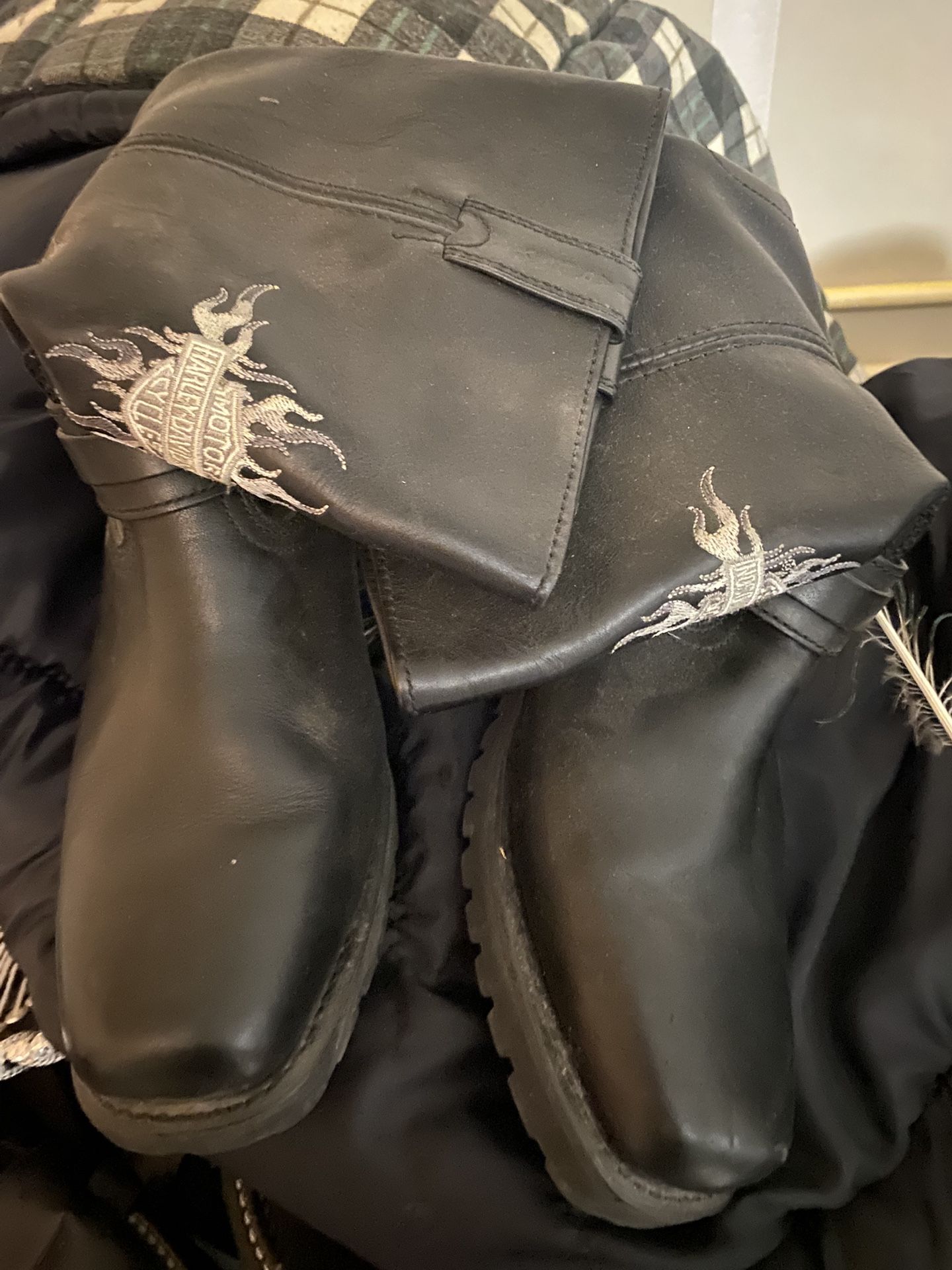 Mens Harley boots/ Chucks 