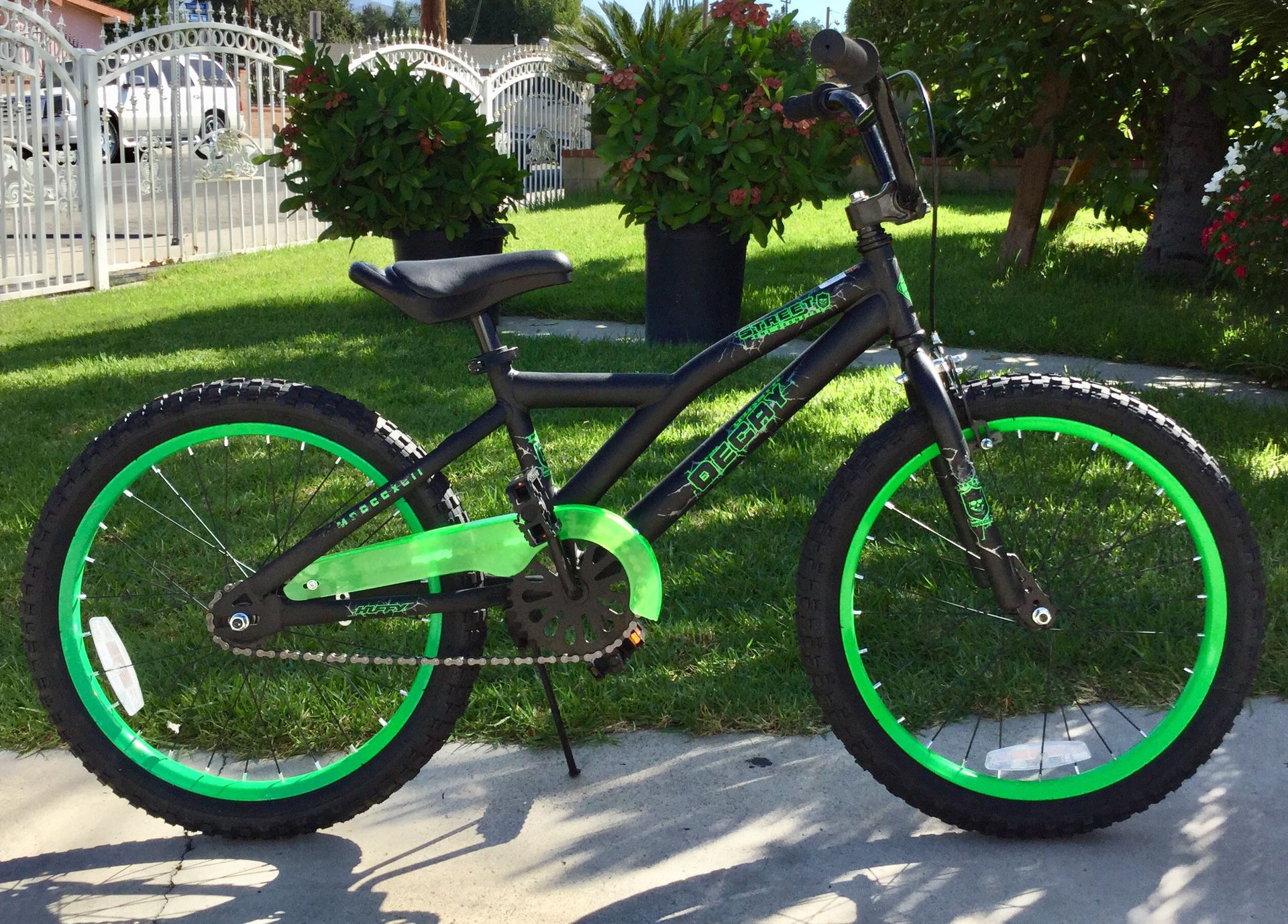 Huffy Decay 20” Kids’ Bike - Black/ Neon Green