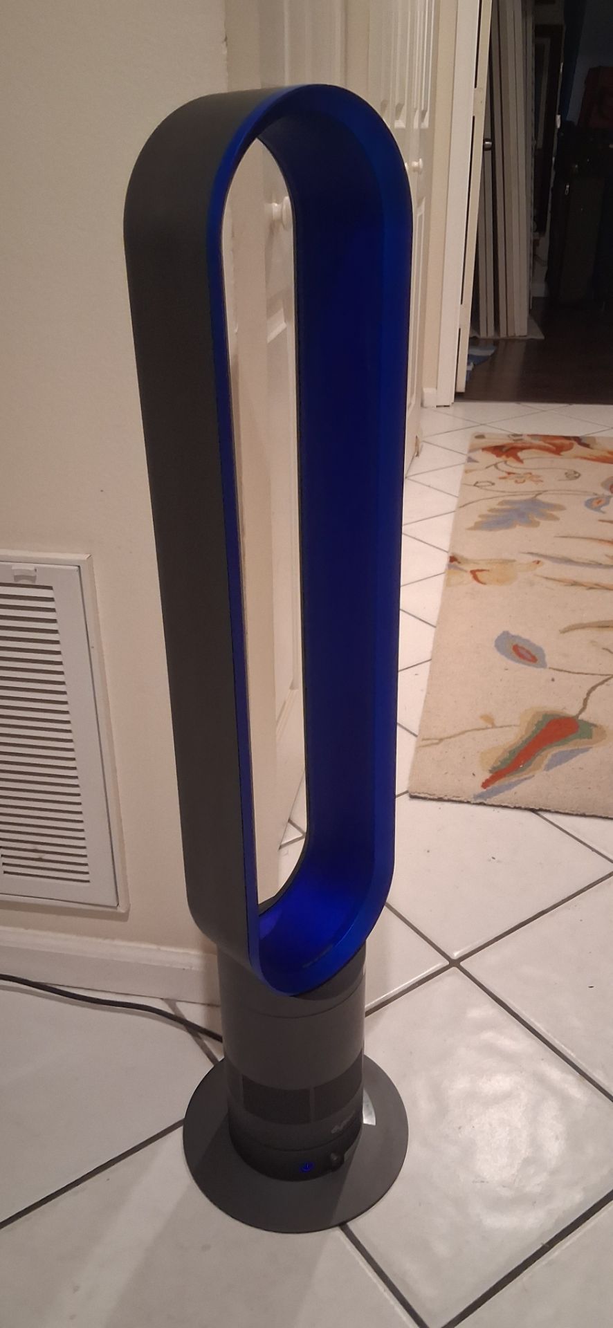 Dyson Cool Air Multiplier Bladeless Tower floor Fan 70° oscillating Floor tower 40" tall
Office hom