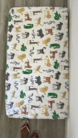 🦁 Cute safari-print crib mattress in great condition! Adorable animal design, perfect for your little one’s nursery. Clean and ready for a new home! 