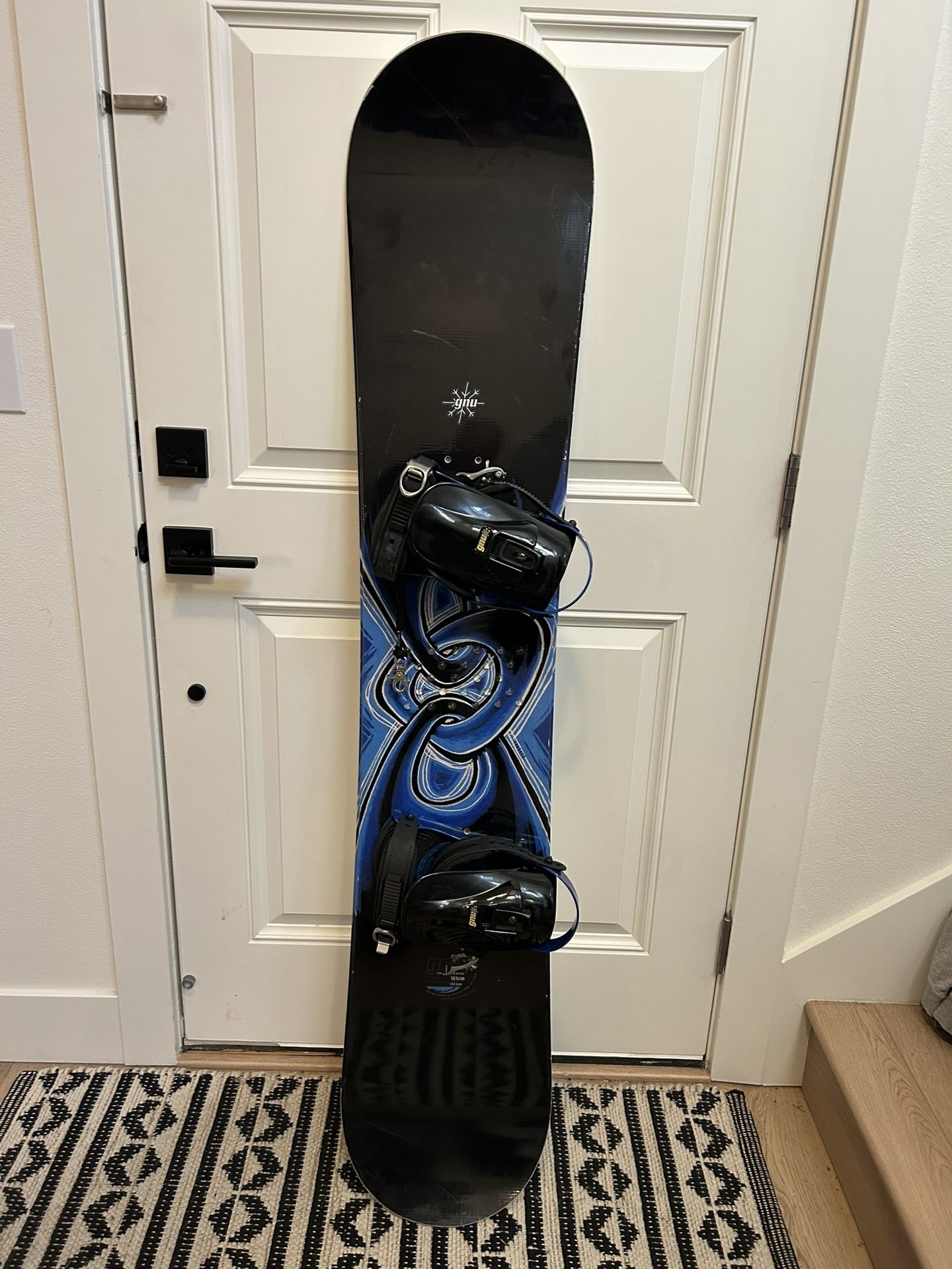 Snowboard and Snowboard Carry Case/bag - GNU Snowboard - 161 and GNU Bindings - Large/Medium