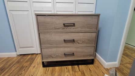 3-drawer Dresser in Grey Driftwood Finish.