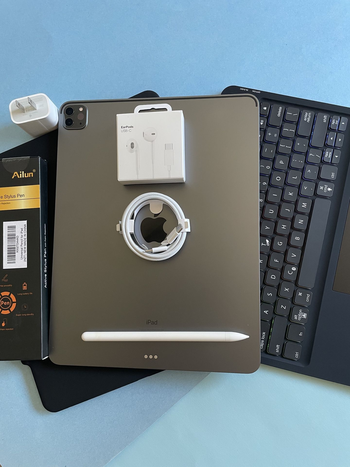 Apple IPad Pro 12.9” 5th Generation (M1 chip/ Face ID/2021) 256GB with pen, keyboard & Accessories