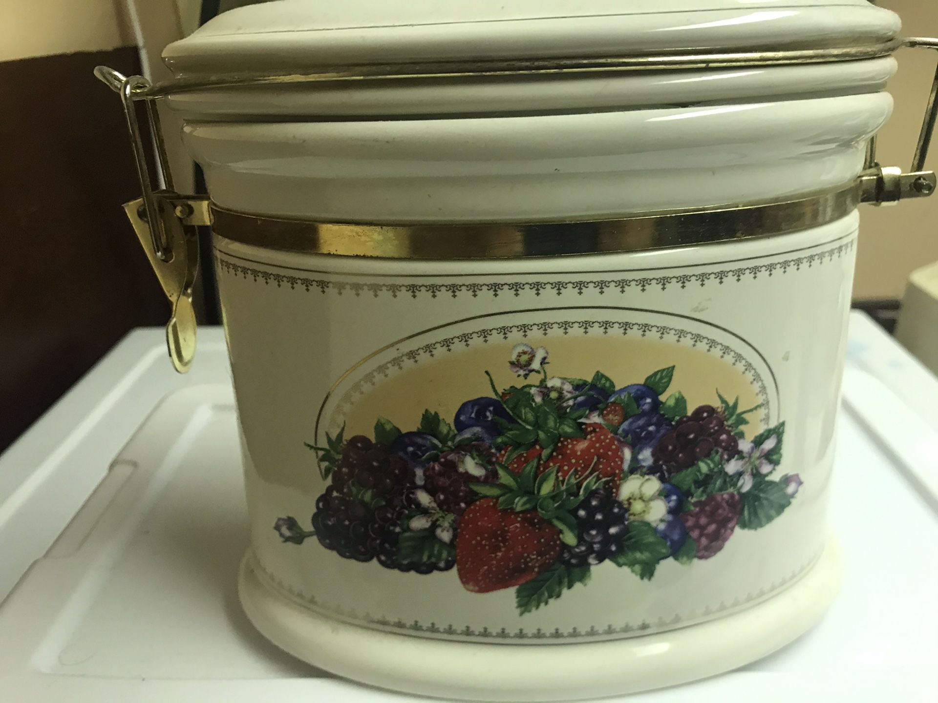 KNOTTS BERRY FARM CERAMIC CANISTER
