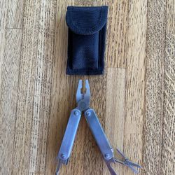 Multi-Tool Keychain with 6 Tools and Belt Holster 