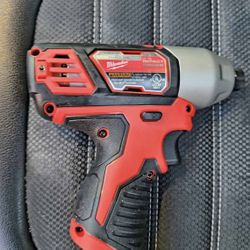  Milwaukee M12 1/4" Impact Driver