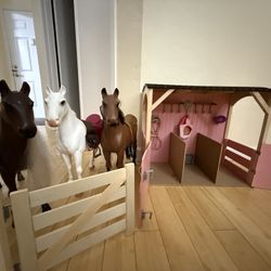 Stable And 3 Horses With Accessories 