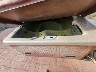 Free hot tub MUST PICK UP