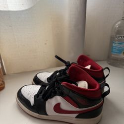 Jordan 1 mid SE 