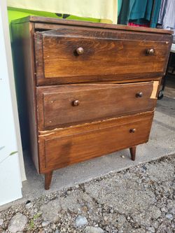 Early American inspired vintage wooden three-drawer chest of drawers with angled wooden legs and simple round knobs1
