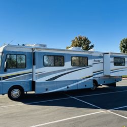 2005 Bounder Three Slides 34 Ft