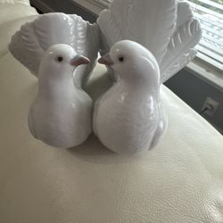 Lladró porcelain sculpture titled "Couple of Doves" (Model 1169). 