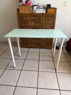 Escritorio de cristal 20 1/2 x 39”