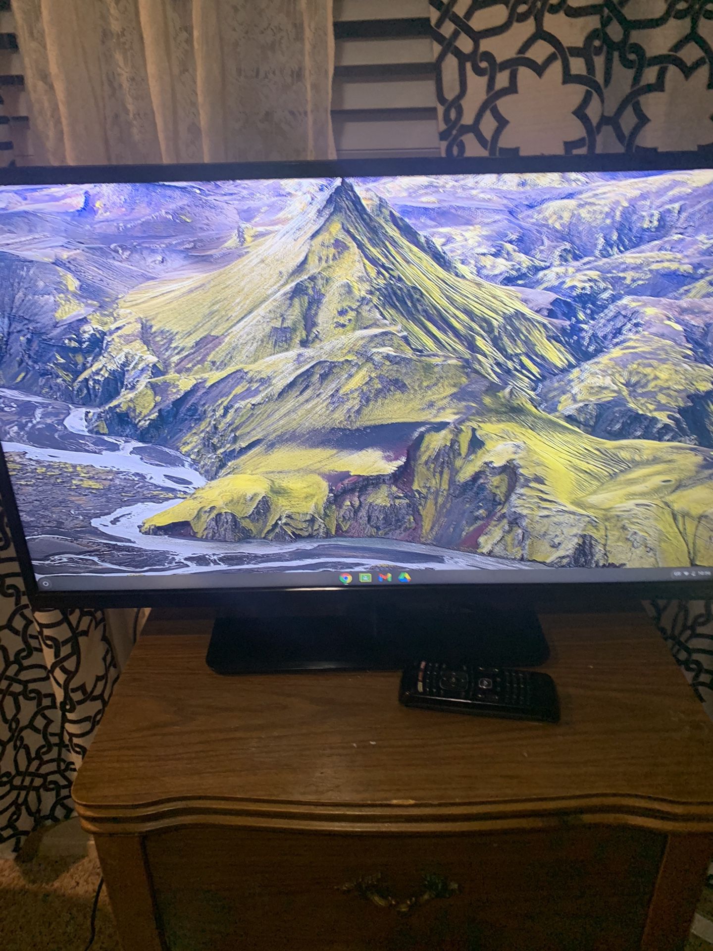 Vizio 32” LED TV no smart but it works good comes with a remote control