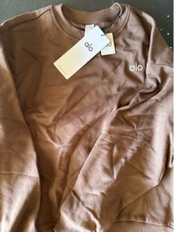 ALO LONGSLEEVE SIZE MEDIUM FITS SMALL