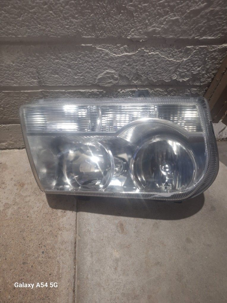 05-10 Chrysler 300 HeadLights