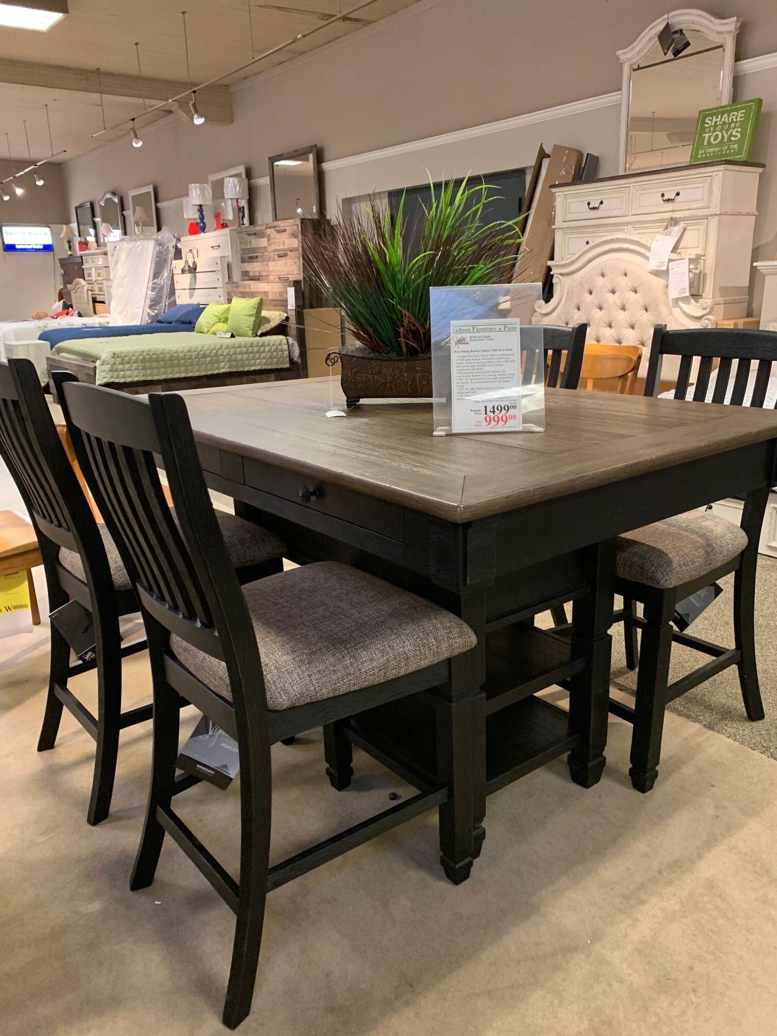 Tyler Creek Black/Gray Counter Height Set /Dining table and Chairs