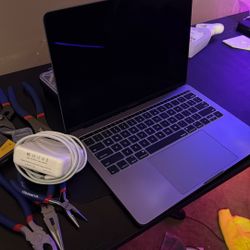 Macbook Pro 2017 13” *read Description*