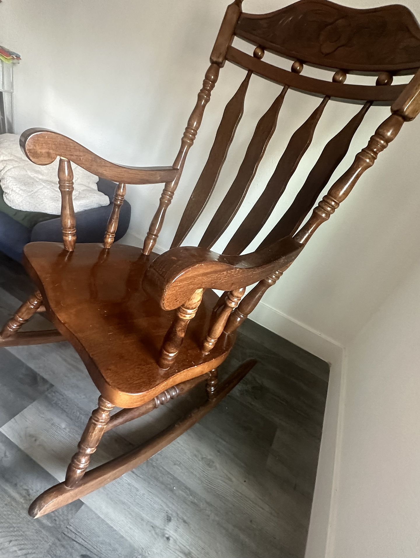 WOODEN ROCKING CHAIR🚙🚙delivery available