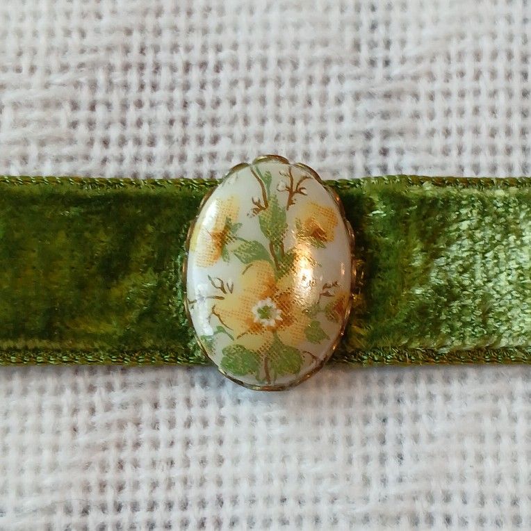 Vintage Green Velvet Choker with Yellow Flowers Pendant Necklace