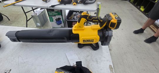 LIKE NEW DEWALT 20V BLOWER WITH " FAKE"8.0 BATTERY 100$ battery does work just made in China
