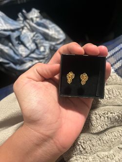 gold earrings