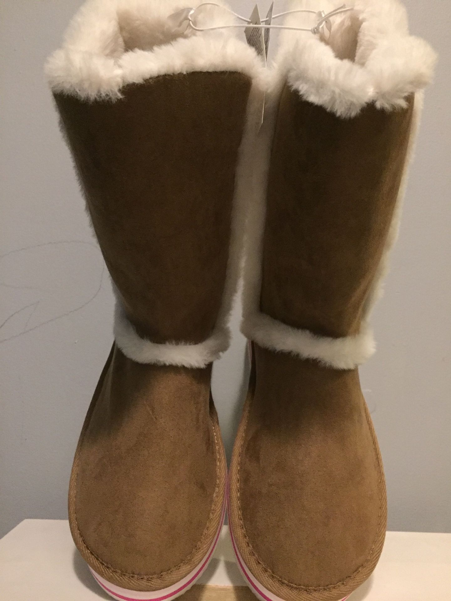 $15 Old Navy boots kids size 4 it’s brand new with tag and pick up Gahanna
