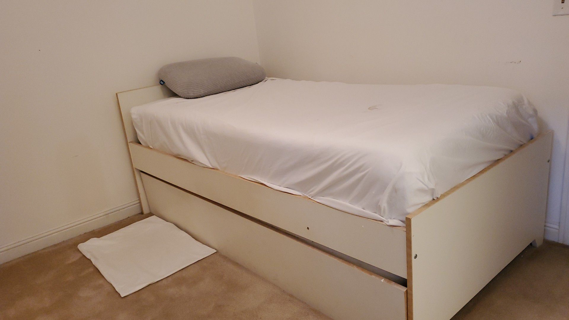 Twin bed and roll mattress