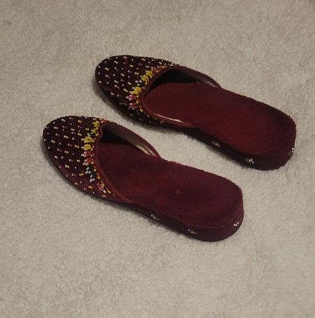 WOMENS VELVET EMBROIDERED SLIPPERS MAROON SIZE 7.5 