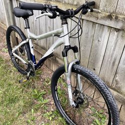 Giant Mountain Bike 26” Wheels Medium Rockshox Shimano 